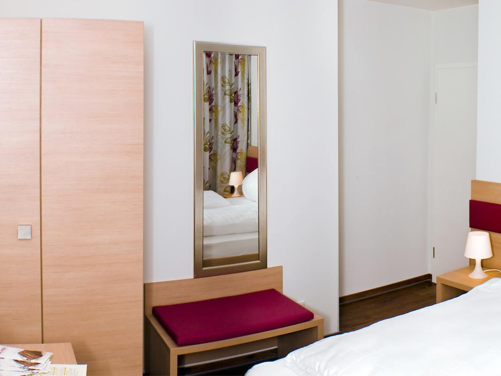 Gästehaus Eschers Eiswerk Annweiler am Trifels Zimmer foto
